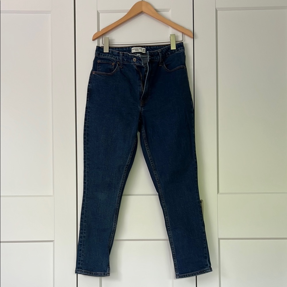 Abercrombie The Skinny High Rise Jean in size 28 Curve Love